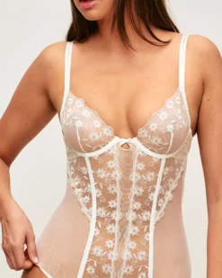Best Body corbeie avec broderie forae Bodys