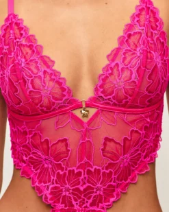 Hot Body en dentee avec broderie forae et détai bijou Bodys