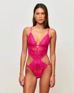 Hot Body en dentee avec broderie forae et détai bijou Bodys